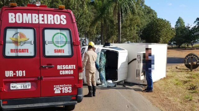 Caminhão tomba na GO 330 e deixa motorista ferido, em Ipameri