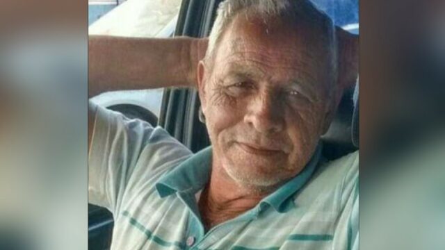 Carreta com soja tomba na GO-330 e motorista morre preso às ferragens