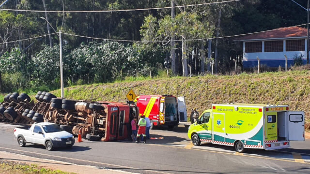 Passageira fica ferida após carreta tombar no trevo da BR 050, em Catalão