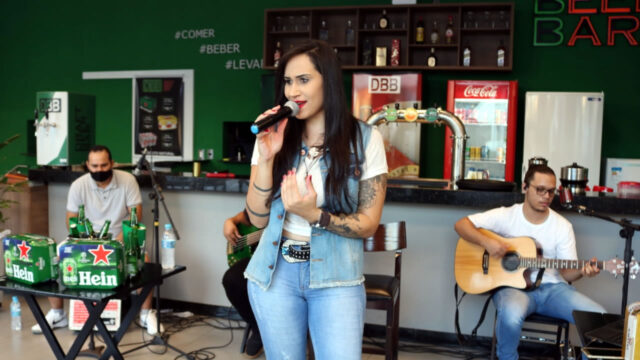Aline Rocha realiza live musical solidária em Catalão