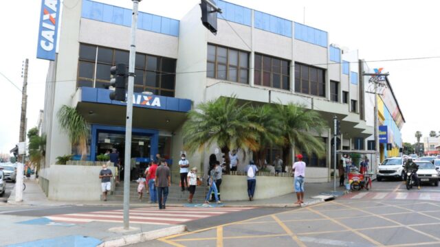Trabalhadores nascidos em abril podem sacar auxílio emergencial
