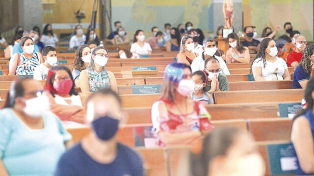 Caiado vai se reunir com arcebispo e pastores para propor fechamento de igrejas em Goiás
