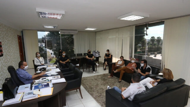 Representantes de academias de ginástica e musculação, salões de beleza e barbearias reuniram-se com Prefeito Adib Elias