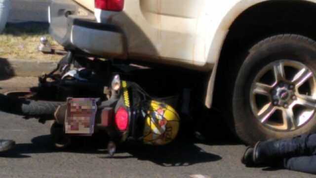 Mototaxista fica ferido após colidir na traseira de camionete, em Catalão