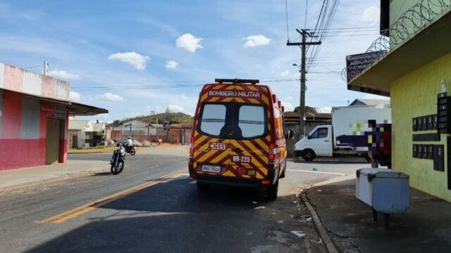 Passageira fica ferida após moto colidir contra caminhão em Catalão