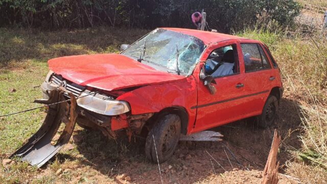 Pai e filho ficam feridos após carro capotar em estrada de acesso ao Cristo Redentor, em Três Ranchos