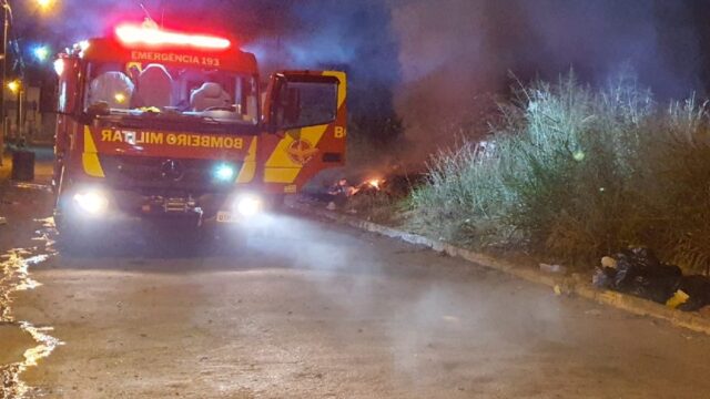 Carcaça de veículo pega fogo em Catalão