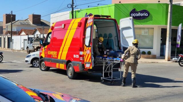 Passageira de motocicleta fica ferida após colisão com camionete, em Catalão
