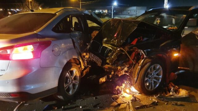 Motoristas ficam feridos em colisão de veículos em cruzamento no Residencial Barka, em Catalão