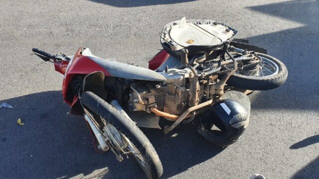 Batida entre carro e motocicleta deixa homem ferido em cruzamento, em Catalão