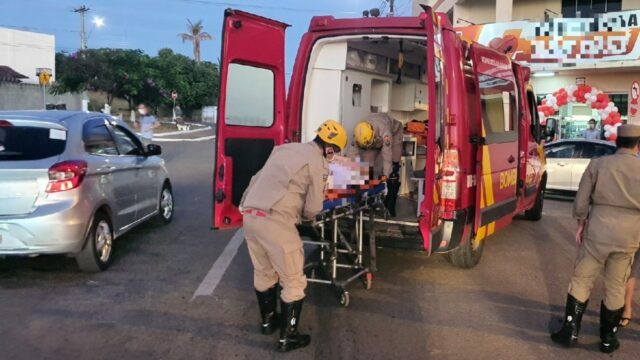Colisão entre carro é moto deixa mulher ferida em Catalão