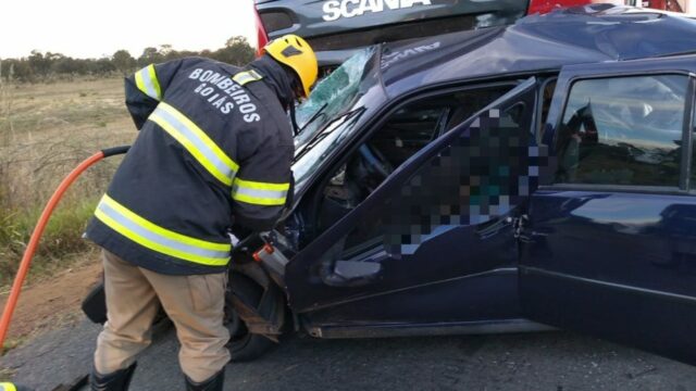 Motorista morre após veículo bater de frente com carreta na GO-020, em Cristianópolis