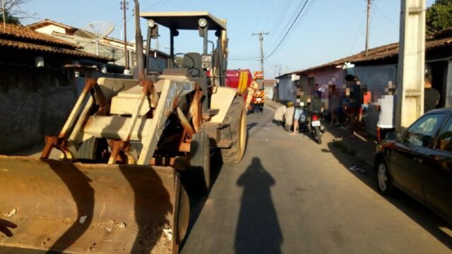 Acidente entre moto e retroescavadeira deixa uma pessoa ferida em Catalão