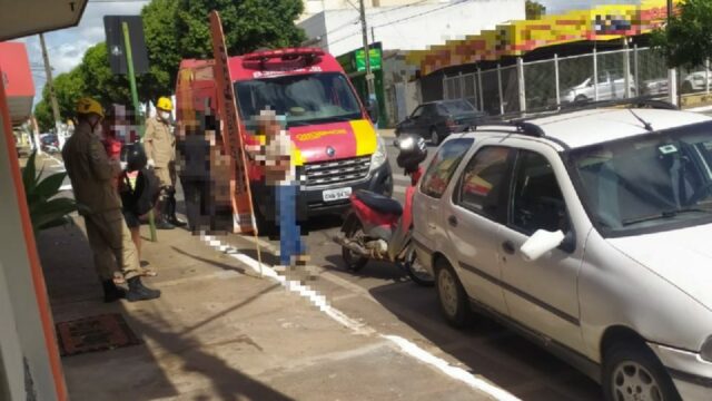 Gestante fica ferida após acidente entre carro e moto, em Catalão