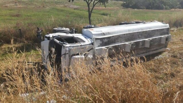 Caminhão carregado de combustível tomba às margens da GO-139, entre Caldas Novas e Piracanjuba