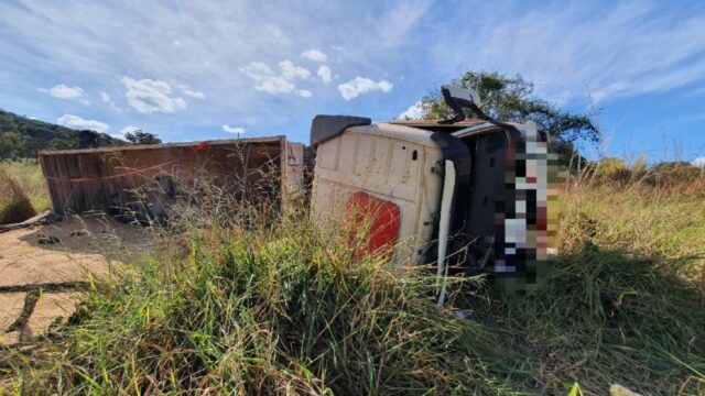 Carreta bitrem tomba as margens da GO 330 no município de Catalão
