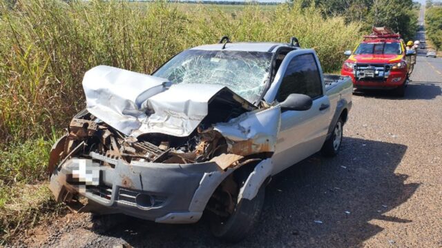 Motorista bate carro na traseira de caminhão na GO 330, em Catalão