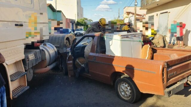 Colisão entre carro e carreta deixa uma mulher ferida, em Catalão
