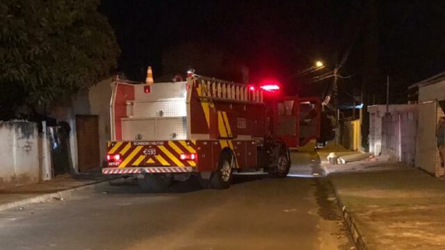 Bombeiros combatem incêndio em mobilete em Catalão