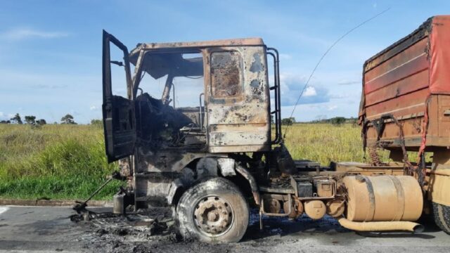 Caminhão pega fogo na BR-050 após defeito mecânico