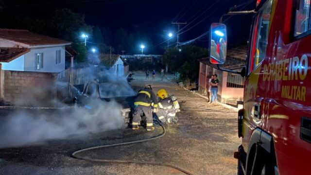 Corpo de Bombeiros é acionado para combater incêndio em veículo, em Goiandira