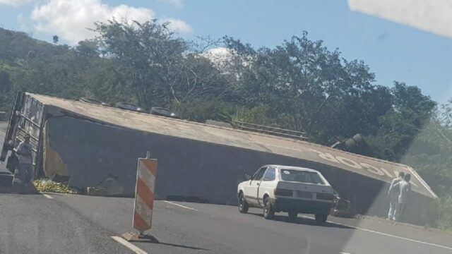Carreta carregada de tomate tomba na BR-050, em Araguari