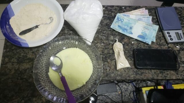 Tático Móvel prende suspeito de vender cocaína e fecha mini-laboratório de drogas, em Catalão