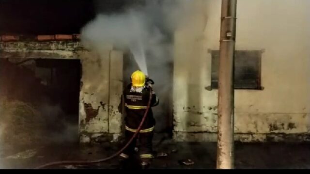 Bombeiros controlam incêndio em residência abandonada em Araguari