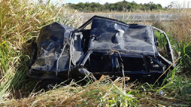 Quatro pessoas ficam feridas após carro capotar na BR-050 em Campo Alegre de Goiás