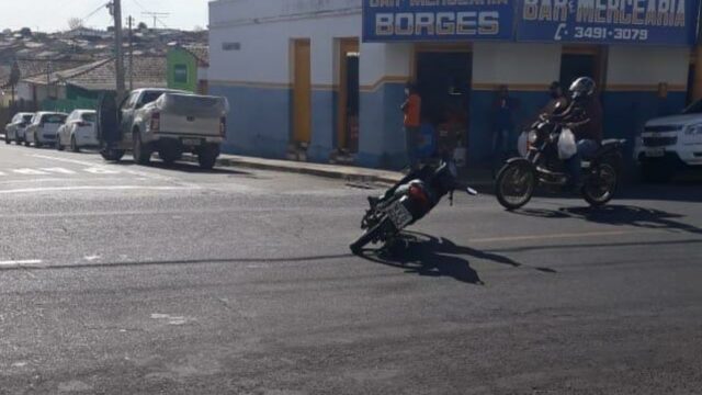 Duas mulheres ficam feridas após colisão entre moto e camionete no Centro de Ipameri