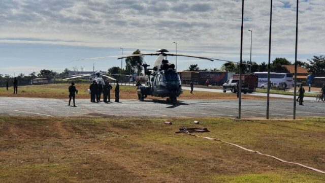 Jair Bolsonaro pousa na BR-050, em Araguari (MG)