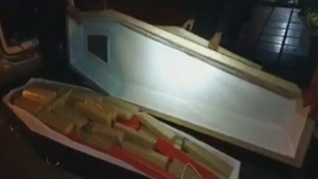 Carro funerário transportava 300 kg de maconha em caixões, em Jataí