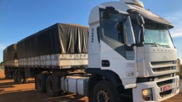 Polícia apreende caminhão com 500 mil maços de cigarros