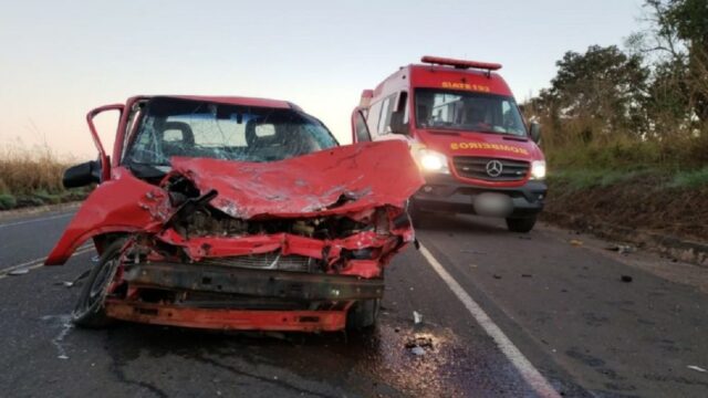 Motoristas ficam feridos após colisão entre carro e caminhão na BR-452, em Uberlândia