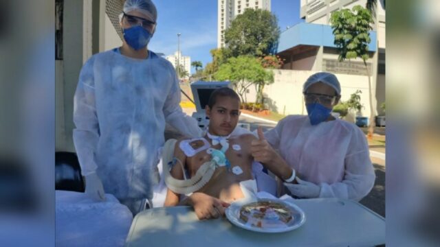 Jovem catalano após nove meses na UTI do Hugo, toma banho de sol na manhã desta sexta-feira (19)