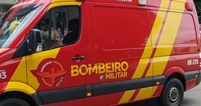 Mulher fica ferida após bater em poste de iluminação pública no Bairro Santo Antônio em Catalão