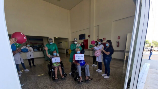 Casal de idosos com Covid-19 recebe alta de Hospital Municipal de Aparecida de Goiânia