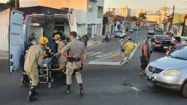 Mulher fica ferida em acidente envolvendo carro e moto no Centro de Catalão