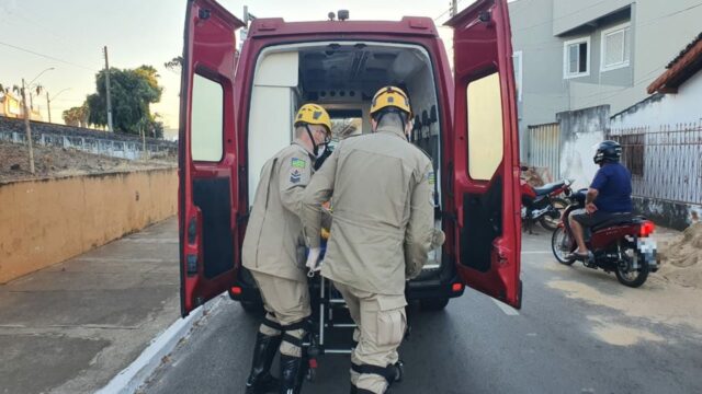 Motociclista fica ferido ao colidir contra caçamba de entulho, em Catalão