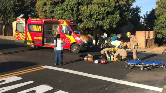 Motociclista fica ferido após colisão com micro-ônibus, em Catalão