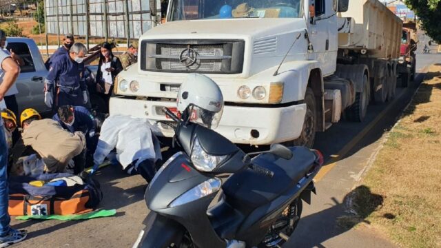 Caminhão atropela moto e deixa duas mulheres feridas, em Catalão