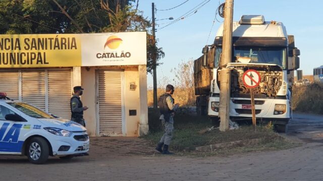 Caminhão bate em poste e deixa bairro sem energia em Catalão