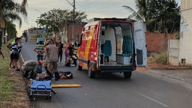 Colisão entre motos deixa duas pessoas feridas, em Catalão