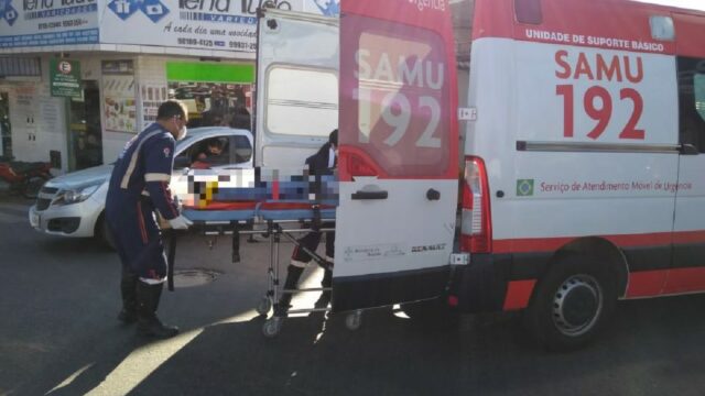 Mulher fica ferida em acidente envolvendo carro e moto no Centro de Catalão
