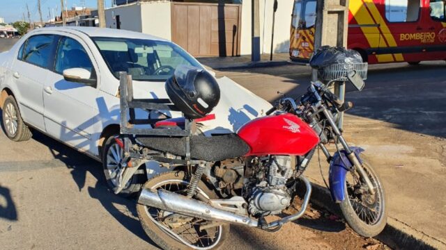 Colisão entre carro e moto deixa motociclista ferido no bairro Santa Cruz