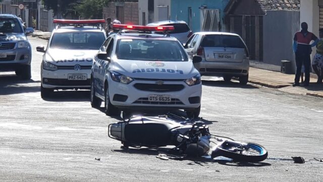 Em Catalão, motociclista tenta evadir de abordagem policial e envolve em acidente