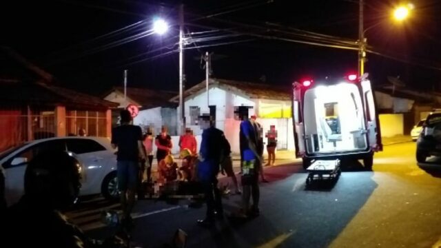 Mulher fica ferida após colisão entre carro e moto em Catalão
