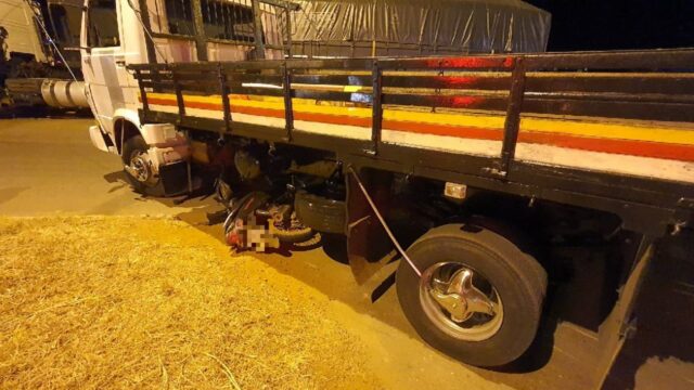 Moto para embaixo de caminhão após acidente em Catalão