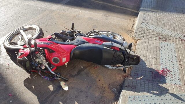 Colisão traseira entre carro e moto deixa homem ferido em Catalão