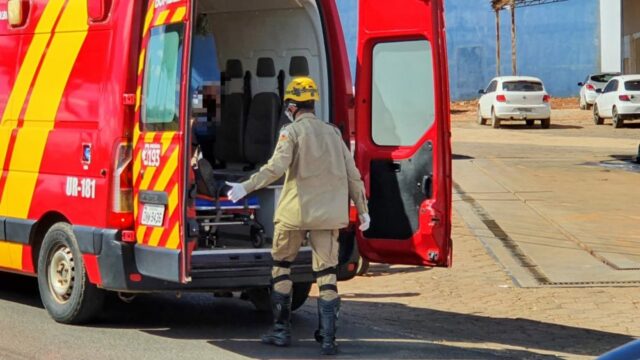 Motociclista fica ferido ao bater em placa após ser fechado por carro em Catalão